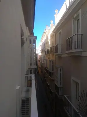 a view of an alley between two buildings at Apartamento Feduchy in Cádiz