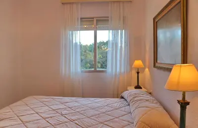 a bedroom with a bed and a window at Apartamento Plaza la Fuente in Cádiz