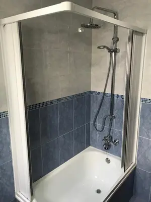 a bathroom with a shower with a bath tub at Apartamento Entre el Falla y la Caleta in Cádiz