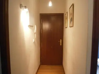 a hallway with a wooden door in a room at Apartamento Entre el Falla y la Caleta in Cádiz