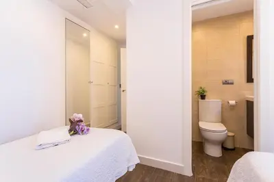 a white room with a toilet and a bed at San Jose 2 baños in Cádiz