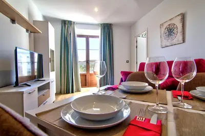 a living room with a table with wine glasses at Apartamentos Arenal in Jerez de la Frontera