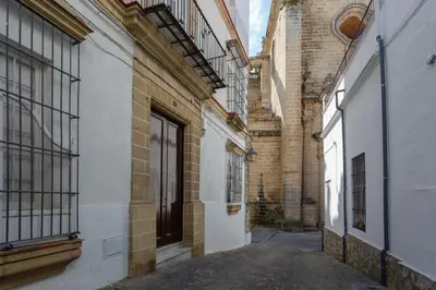 an alley in an alley way between two buildings at Loft Catedral Jerez in Jerez de la Frontera