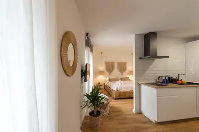 a room with a kitchen and a bedroom with a bed at Bohórquez Rooms by Ático73 in Medina Sidonia