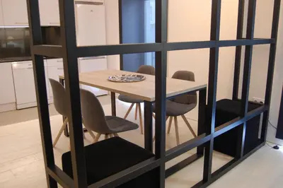 a dining room table and chairs in a room at Guesting Basílica in Jerez de la Frontera