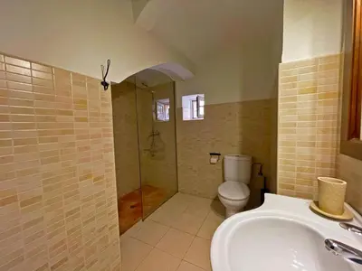 a bathroom with a shower and a toilet and a sink at Apartamento Vitoria. in Jerez de la Frontera