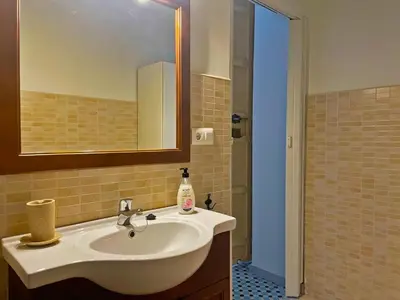a bathroom with a white sink and a mirror at Apartamento Vitoria. in Jerez de la Frontera