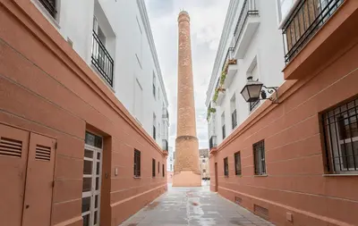 an empty alley with an obelisk in the distance at Centro 4 Rooms 3 baños Parking in Jerez de la Frontera