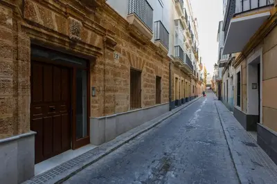 an empty street in an alley between buildings at SH Precioso Cruz. Acogedor y cerca del Mercado in Cádiz