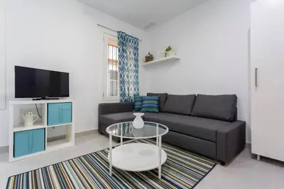 a living room with a couch and a table at SH Precioso Cruz. Acogedor y cerca del Mercado in Cádiz