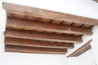 a wooden beam on top of a white wall at Casa Atahona - Casita con Encanto in Medina Sidonia