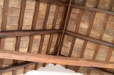 an overhead view of the ceiling of a wooden roof at Casa Atahona - Casita con Encanto in Medina Sidonia