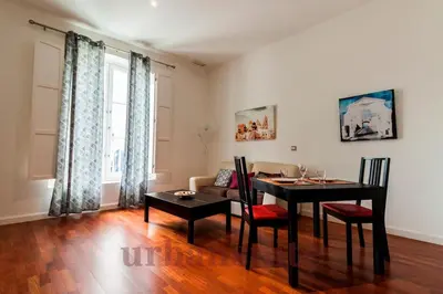 a living room with a table and chairs and a couch at Casa Comillas - Apartamento Doble in Cádiz