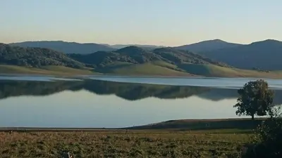 a view of a lake with mountains in the background at Casa GaLuz, entre la Sierra y el Mar in Alcalá de los Gazules