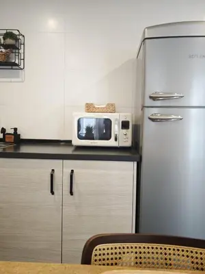 a kitchen with a microwave and a refrigerator at Apartamento El Tanguillo Little Apartments in Cádiz