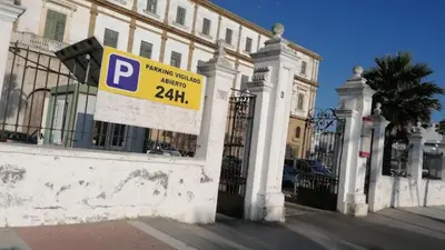 a parking sign in front of a building at Apartamento El Tanguillo Little Apartments in Cádiz