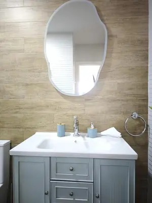 a bathroom with a sink and a mirror at Apartamento El Tanguillo Little Apartments in Cádiz