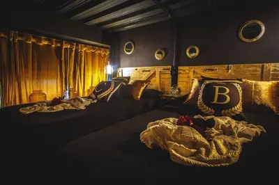 a bedroom with a couch with a blanket on it at Semiloft Romantico Catedral con soleada azotea comunitaria in Jerez de la Frontera
