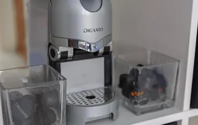 a food processor sitting on top of a shelf at Apartamento semi-industrial palacio Castilla in Jerez de la Frontera