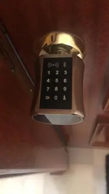 a cell phone hanging from a ceiling at Apartamento semi-industrial palacio Castilla in Jerez de la Frontera