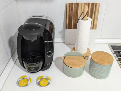 a coffee maker sitting on a counter in a kitchen at Apartamento en la playa con garaje in Cádiz