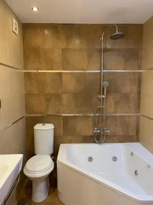 a bathroom with a toilet and a bath tub at Duplex a 3 minutos de playa de la victoria Cadiz in Cádiz