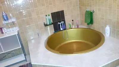 a bathroom with a large gold tub in a bathroom at Spacious apartment in Cádiz 130 m² with balcony and city view in Cádiz