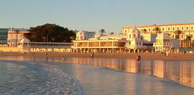 a group of buildings on a beach near the water at Apartamento Cadiz de Cine in Cádiz