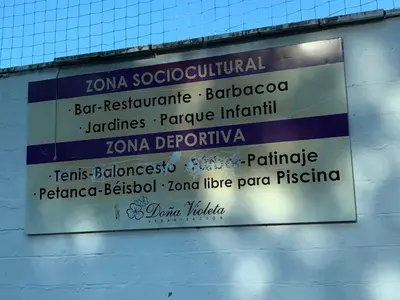 a sign on the side of a building at Chalet adosado playa de La Barrosa in Chiclana de la Frontera