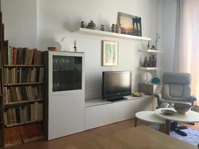 a living room with a tv and a book shelf at apartamento Jacaranda centro in El Puerto de Santa María