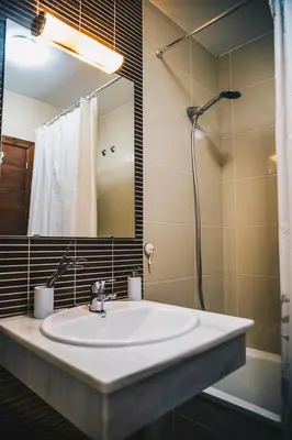 a bathroom with a sink and a shower at apartamento Jacaranda centro in El Puerto de Santa María