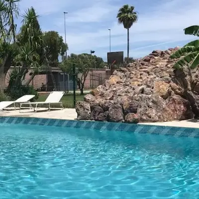 Casa independiente con piscina y pista deportiva privadas