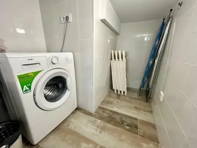 a laundry room with a washing machine in a bathroom at GATU La Murallita en Puerto Sherry in El Puerto de Santa María