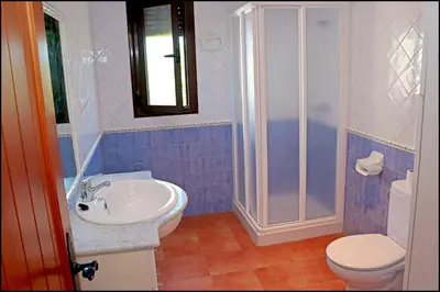 a bathroom with a sink and a toilet and a shower at Apartamento con piscina comunitaria in Conil de la Frontera