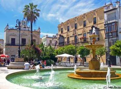 a fountain in the middle of a city with buildings at Fumiko in Sanlúcar de Barrameda