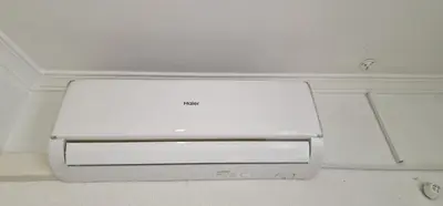 a white microwave oven sitting on top of a wall at apartamento céntrico jerez calle tucan n17 in Jerez de la Frontera