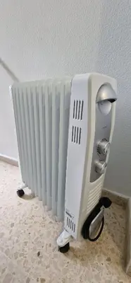 a white radiator sitting on the floor next to a wall at apartamento céntrico jerez calle tucan n17 in Jerez de la Frontera