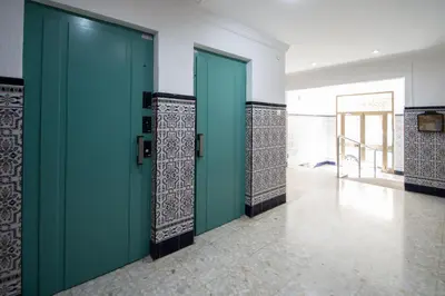 a room with green doors and a tile floor at Apartamento El Rayo Verde in Cádiz