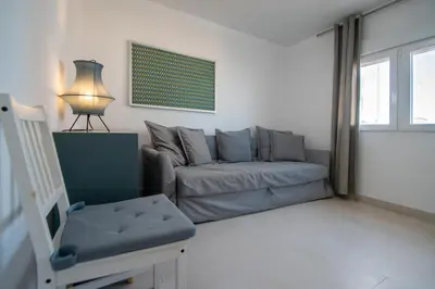 a living room with a couch and a lamp at Apartamento El Rayo Verde in Cádiz