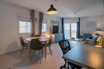a living room with a dining room table and chairs at Apartamento El Rayo Verde in Cádiz