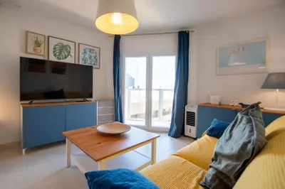 a living room with a couch and a table at Apartamento El Rayo Verde in Cádiz
