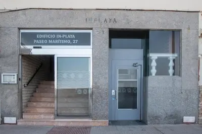 an entrance to a building with a door and stairs at Apartamento Paseo Maritimo 27 in Cádiz