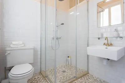a bathroom with a shower and a toilet and a sink at SH La Casa del Loro. Amplio apartamento. in Cádiz