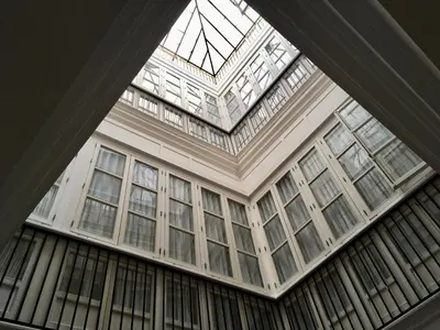 a building with windows and a skylight at El mirador del Mentidero in Cádiz