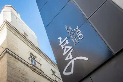 a reflection of a sign on the side of a building at Apartamento Gran Sol de Cadiz in Cádiz