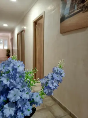 a vase filled with blue flowers in a hallway at Casa Rural Vacacional in Puerto Real