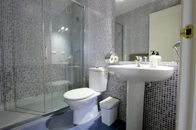a bathroom with a toilet and a sink and a shower at Sanlúcar Apart Airen!! in Sanlúcar de Barrameda