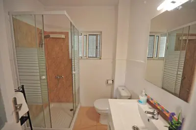a bathroom with a shower and a toilet and a sink at Apto Terrazas 3 Rooms 2 baños Cabildo Playa Parking in Sanlúcar de Barrameda
