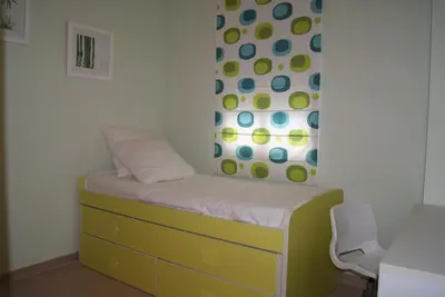 a small bedroom with a bed and a painting on the wall at Costa Ballena Cómodo Bajo con Piscina, Patio y 3 Dormitorios Parking free in Rota