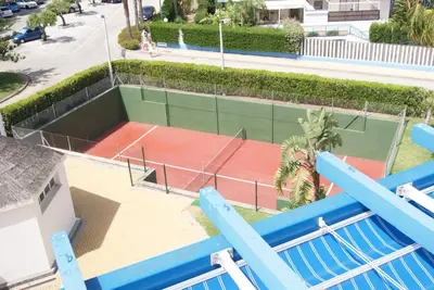 an aerial view of a tennis court on a building at Costa Ballena Cómodo Bajo con Piscina, Patio y 3 Dormitorios Parking free in Rota